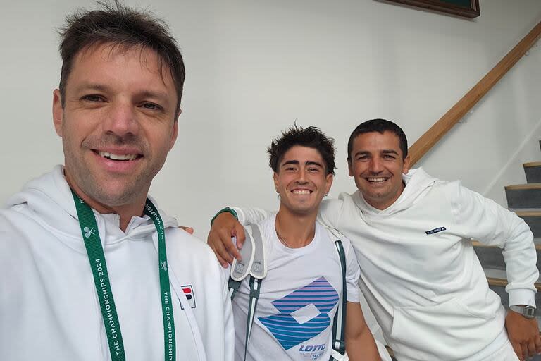 Luego del impacto, una foto con Horacio Zeballos y Matías Cáceres, uno de sus entrenadores