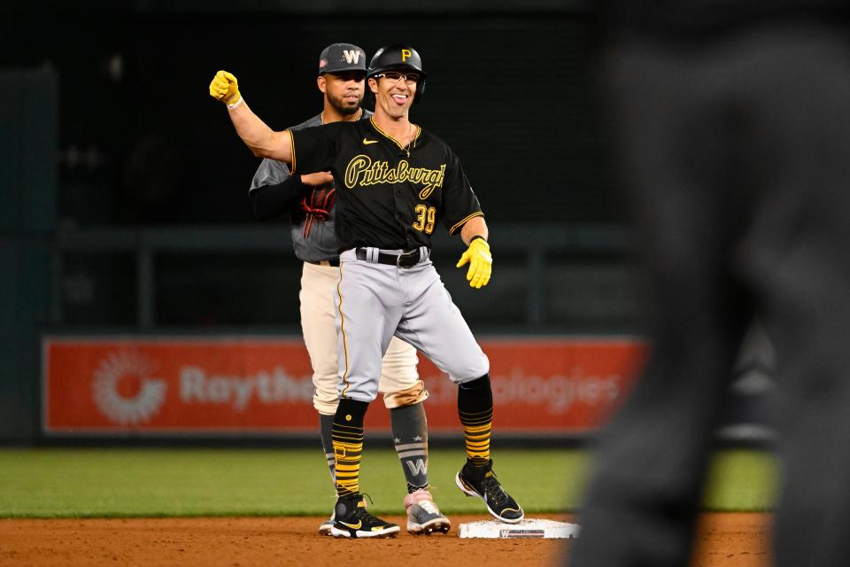 El tercera base de los Pirates, Drew Maggi, celebra su doblete en la novena entrada contra los Nacionales el sábado por la noche.  El jugador de 33 años concluyó su estadía de tres juegos en las mayores con dos hits en seis turnos al bate.