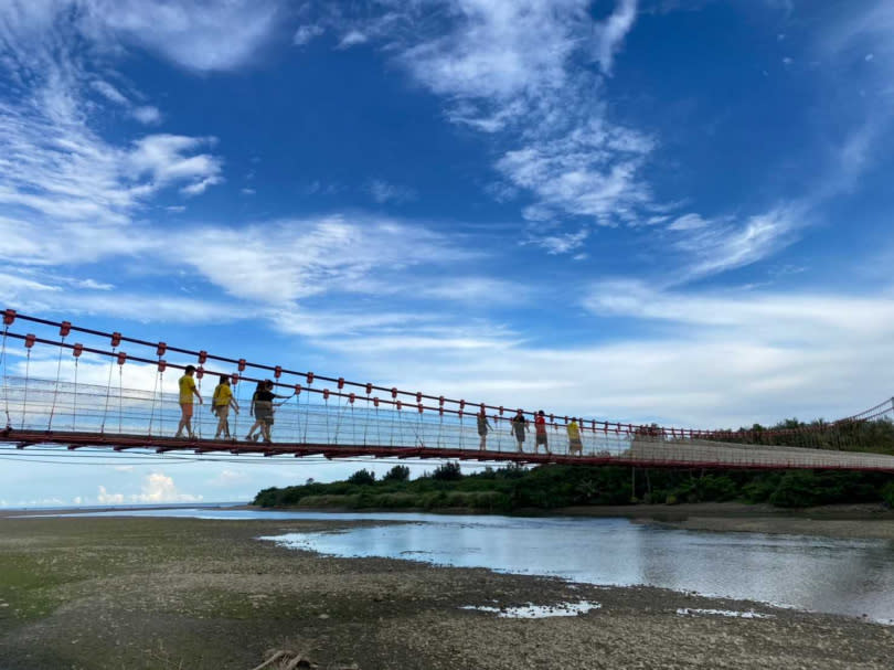 堪稱節目史上最長的任務，成員們挑戰彩繪長達200公尺、631片木棧板的滿洲港口吊橋。（圖／三立提供）