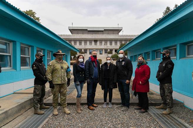 美國跨黨派議員訪團參訪兩韓邊界的板門店。（取自眾院退伍軍人事務委員會推特）