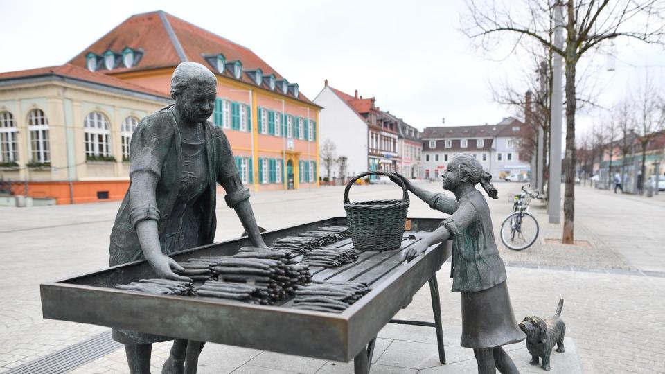 Das Denkmal «Spargelfrau» vor dem Haupteingang des Schlosses in Schwetzingen. Foto: Uwe Anspach