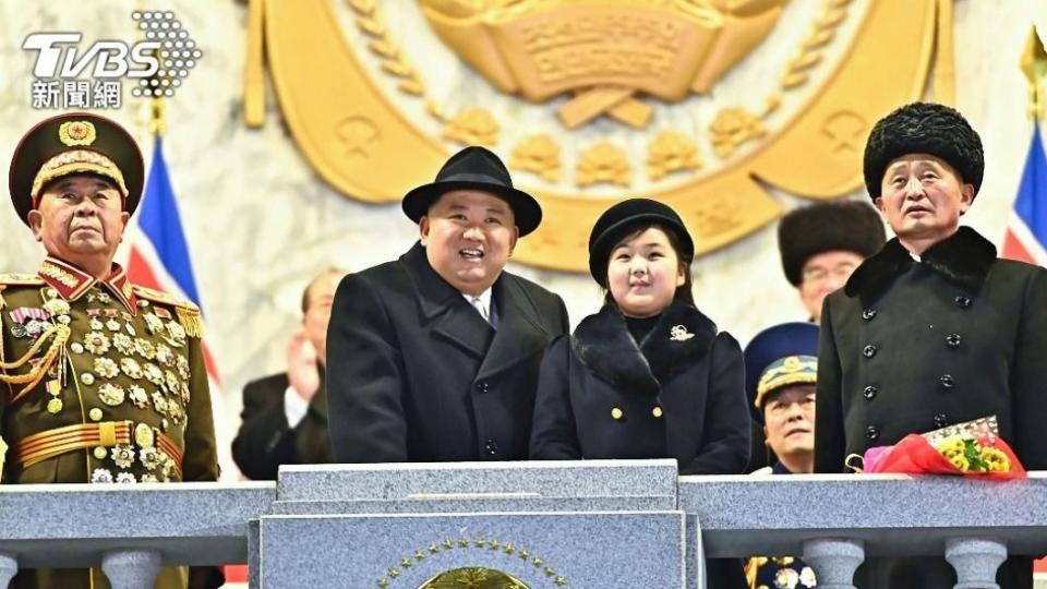 金正恩與二女兒金珠愛出席人民軍建軍75周年閱兵式。（圖／達志影像美聯社）