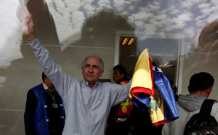 Antonio Ledezma, Venezuelan opposition leader, gestures during his arrival in Bogota, Colombia November 17, 2017. REUTERS/Jaime Saldarriaga