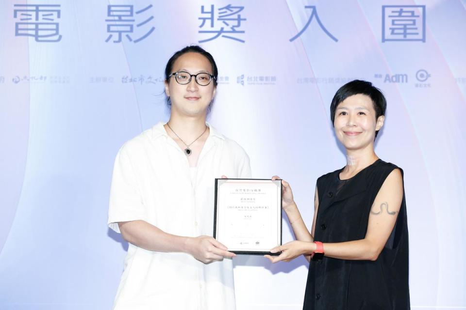 台灣華納兄弟電影公司總經理Jo Chen（右），頒發「最佳預告片」給《關於我和鬼變成家人的那件事》預告剪接師吳梵霖（左）。