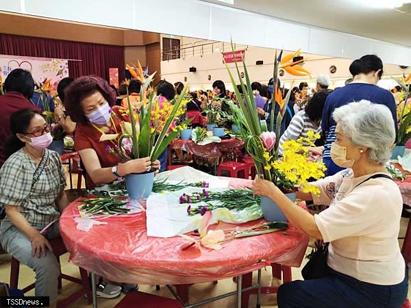 西屯區公所舉辦「花現心語 溫馨傳情」花卉藝術推廣活動，圖為民眾體驗花藝設計。