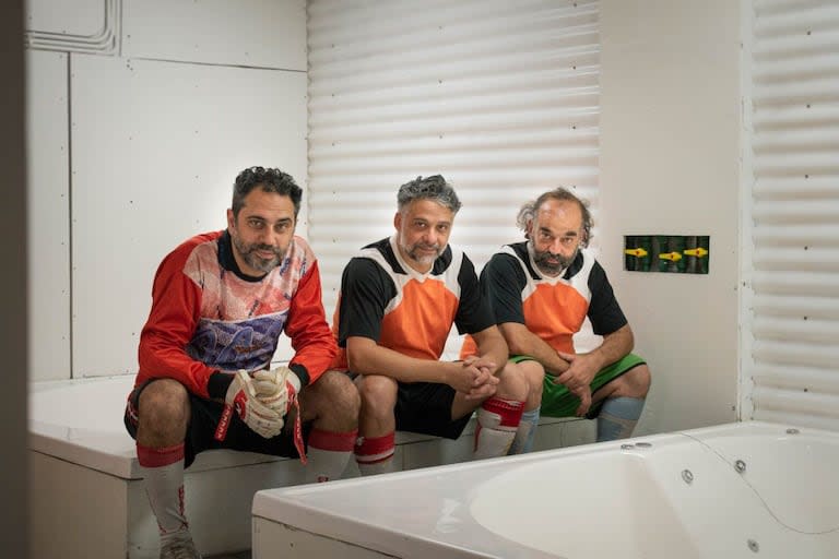 En Los Pasteleros, el espectador puede adentrarse en la intimidad de un vestuario de fútbol, un espacio poco transitado para la mayoría y pletórico de fuerza poética