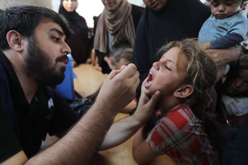 A child gets vaccinated against polio virus in Deir El Balah Health Center. Hundreds of thousands of children are to be vaccinated against polio in the embattled Gaza Strip from 01 September morning. Abed Rahim Khatib/dpa