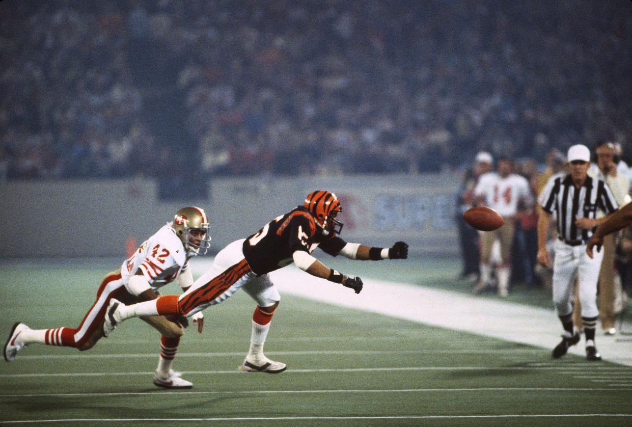 Isaac Curtis #85 of the Cincinnati Bengals can't come up with the catch, defended by Ronnie Lott #42 of the San Francisco 49ers during Super Bowl XVI on January 24, 1982