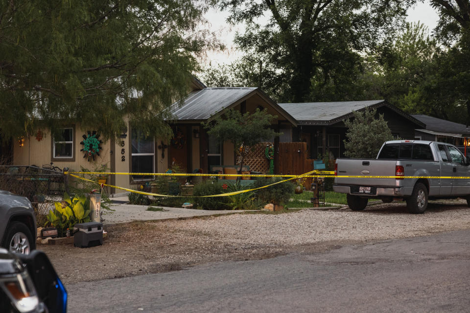 <p>La casa a Uvalde (Texas) dove abitava il killer 18enne, isolata con nastro adesivo della polizia (Photo by Jordan Vonderhaar/Getty Images)</p> 