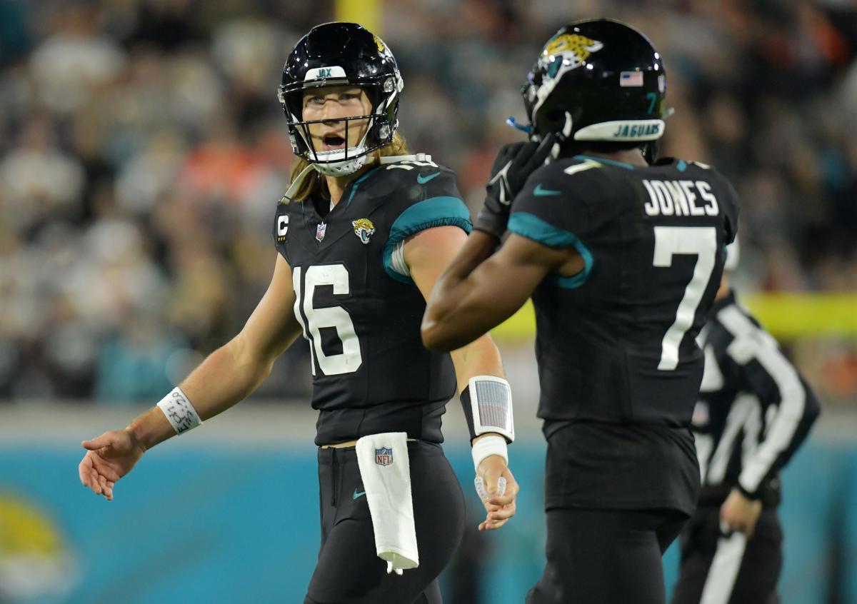 Jaguars' Trevor Lawrence warms up, starts vs. Browns with ankle injury