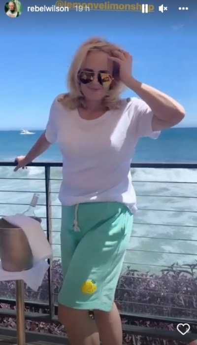 rebel-wilson-posing-by-the-beach