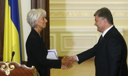Ukrainian President Petro Poroshenko greets International Monetary Fund (IMF) Managing Director Christine Lagarde after a news conference in Kiev, Ukraine, September 6, 2015. REUTERS/Valentyn Ogirenko