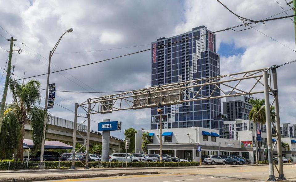Developer Shoma Group released plans to build two 40-story apartment towers and a food hall on the Bird Road site near U.S. 1 that’s now home to a portion of the Deel Volkswagen dealership, a block from the Douglas Road Metrorail station. The 37-story Cascade at Link tower, built on station property, is visible in the background. Pedro Portal/pportal@miamiherald.com