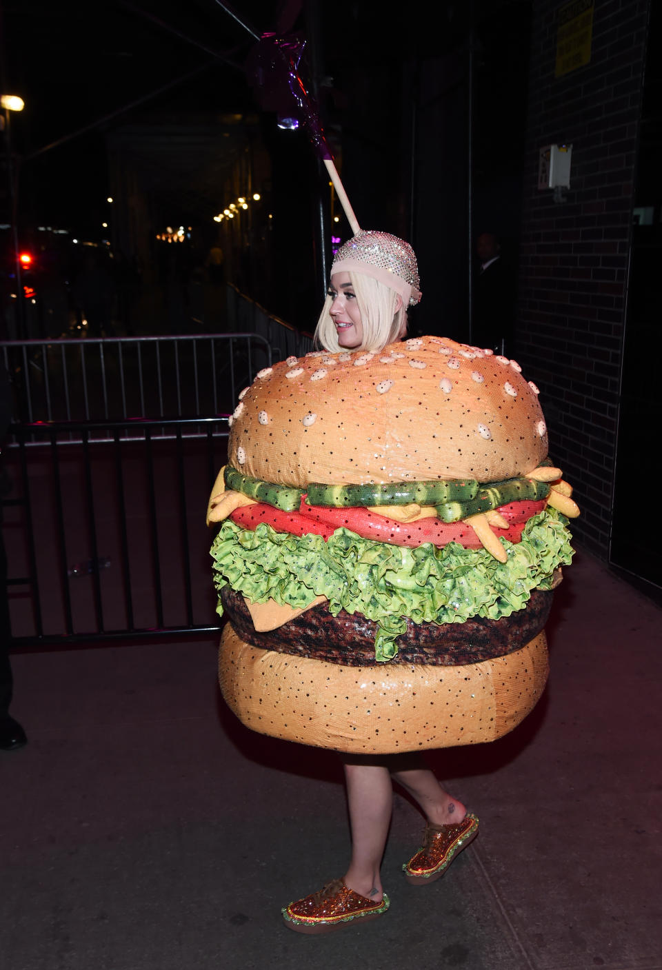 Als ihr das Kronleuchter-Outfit – so vermuten wir – zu umständlich wurde, stieg Katy Perry auf Hamburger um (Bild: Getty Images)