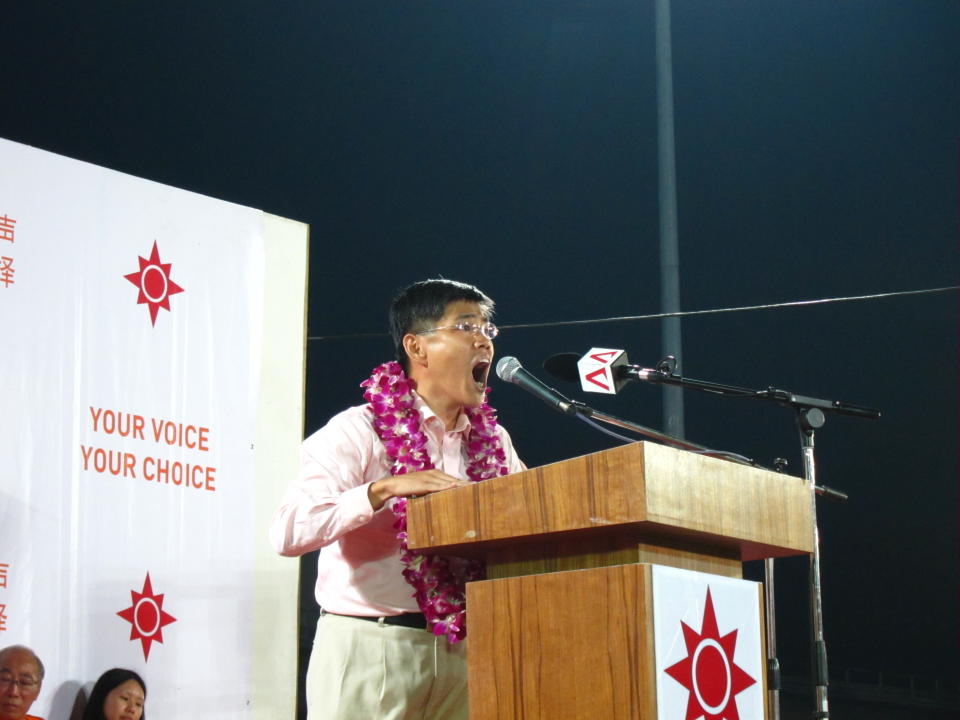 NSP's Choa Chu Kang candidate, Tony Tan, delivers a rousing speech. (Yahoo! photo/ Ewen Boey)