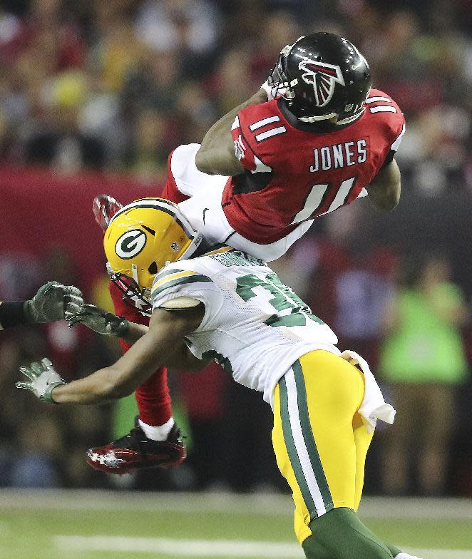Atlanta Falcons wide receiver Julio Jones (11) makes the catch against Green Bay Packers cornerback LaDarius Gunter (36) during the second half of the NFL football NFC championship game, Sunday, Jan. 22, 2017, in Atlanta. The Falcons won 44-21 to advance to Super Bowl LI. (Curtis Compton/Atlanta Journal-Constitution via AP)