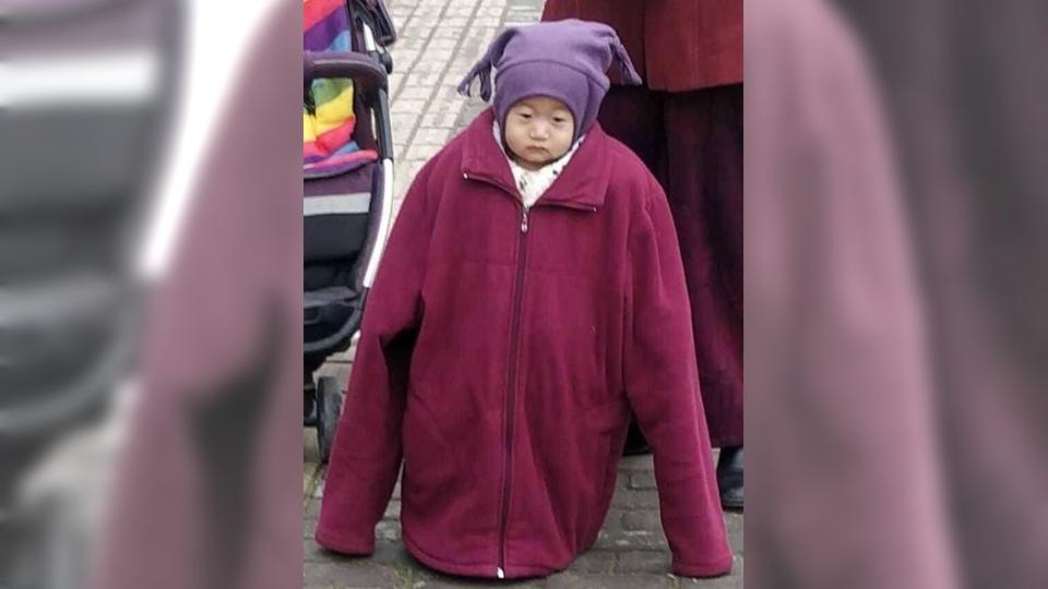 該名奶奶疑怕孫子冷到，讓孫子穿了超多件衣服、外套。(圖／翻攝自臉書社團「爆笑公社」)