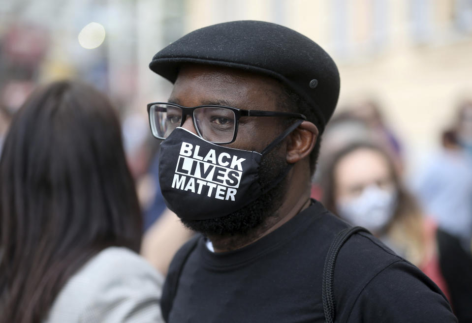 Demonstrators gather in Vienna, Austria, Thursday, June 4, 2020, to protest against the recent killing of George Floyd by police officers in Minneapolis, USA, that has led to protests in many countries and across the US. A US police officer has been charged with the death of George Floyd. (AP Photo/Ronald Zak)