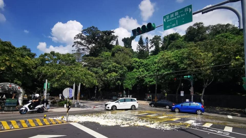 載蛋車過彎時為了閃機車，雞蛋不慎翻倒。（圖／翻攝自GangsofTianMu天母幫 臉書）