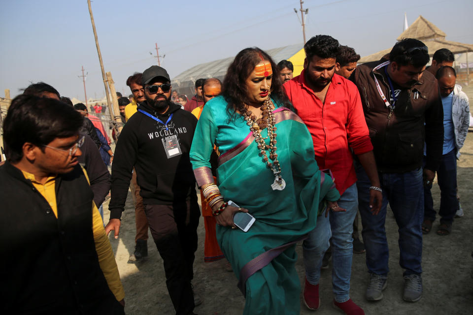 <p>Laxmi Narayan Tripathi posa rodeada por sus guardaespaldas durante el festival.<br><br>Foto: REUTERS/Danish Siddiqui </p>