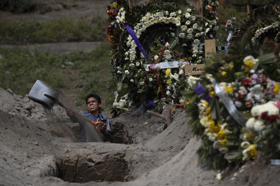 El trabajador de un cementerio cava una tumba en una sección del Cementerio Municipal de Valle de Chalco que se abrió a inicios de la pandemia de coronavirus para lidiar con el aumento de decesos, a las afueras de la Ciudad de México, el jueves 24 de septiembre de 2020.  (AP Foto/Rebecca Blackwell)