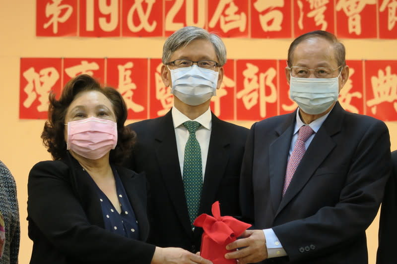 紐約台灣會館理事長，由蘇春槐（右）接棒。圖／中央社提供