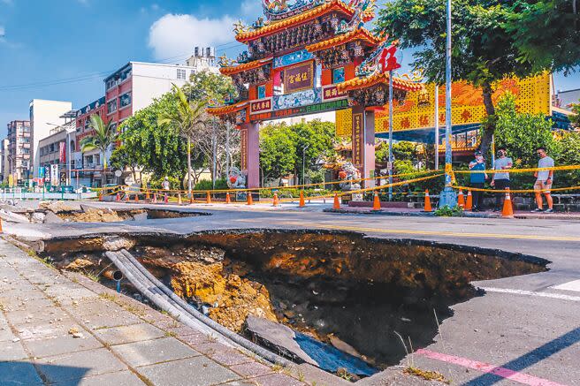竹北市勝利二路「豐采520」建案旁發生路面塌陷，有1輛小貨車掉進3公尺深的大坑洞。（羅浚濱攝）