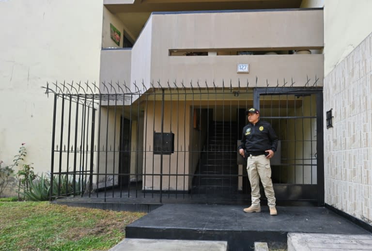 Un oficial de policía vigila la entrada de la casa de Nicanor Boluarte, hermano del presidenta peruana Dina Boluarte, detenido en Lima, el 10 de mayo de 2024 (Cris BOURONCLE)