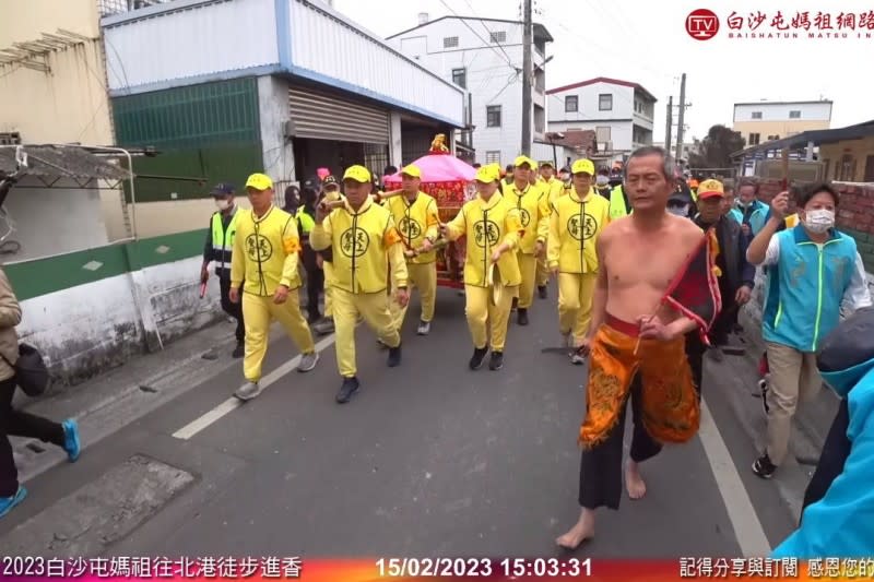 白沙屯媽祖「粉紅超跑」到彰化溪州，乩身阿伯突然降乩。（圖／翻攝自白沙屯媽祖網路電視台）