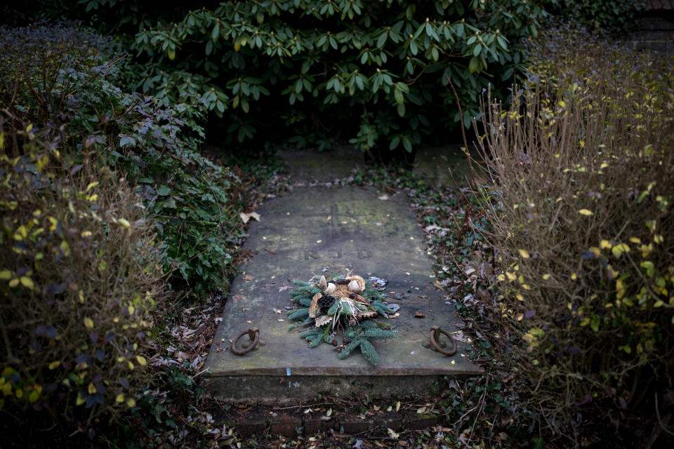 <p>Der ehemalige Friedhof von Immerath. Die Gräber wurden nach Neu-Immerath umgebettet. Einen Monat vor der Entwidmung des Domes setzte die Pfarrei Christkönig Erkelenz den Spatenstich zum Bau einer neuen, kleinen Kapelle in Immerath (neu). </p>