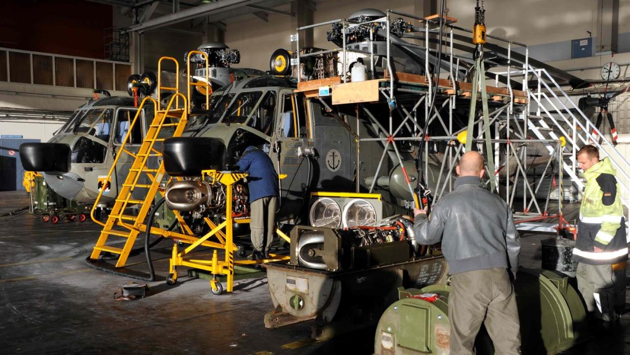 Mechaniker arbeiten auf dem Fliegerhorst in Kiel-Holtenau an defekten Marine-Hubschraubern vom Typ Sea King.