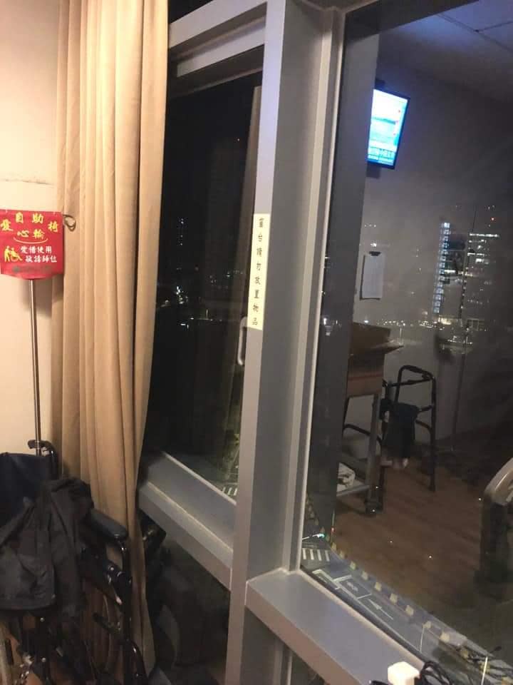 走近窗戶一看，原來是寫著「窗台請勿放置物品」。（圖片來源：爆怨公社)