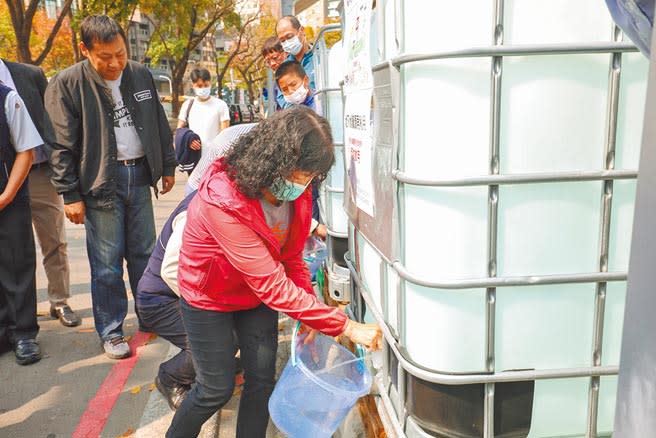 台中市勤美之森工地地下水質，經大腸桿菌群等68項分析檢驗，水質堪稱良好，提供取水點供當地居民取用。（盧金足攝）