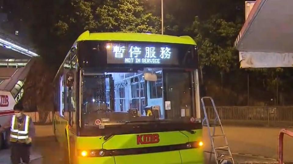 比亞迪電動巴士觀塘撞巴士站上蓋，玻璃爆裂濺傷女乘客。(電視截圖)