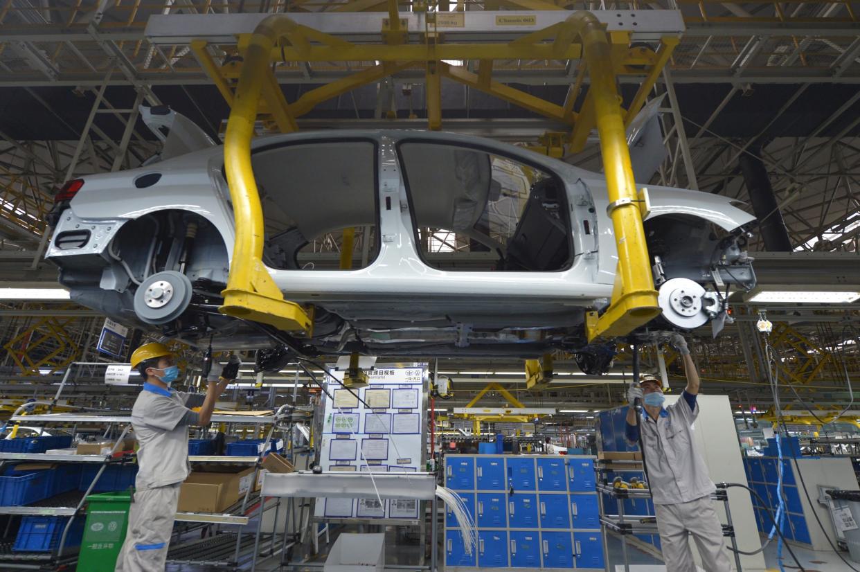 Wegen der Corona-bedingten Einschränkungen hat Volkswagen die Produktion in einem chinesischen Werk vorübergehend gestoppt. - Copyright: picture alliance/dpa/HPIC