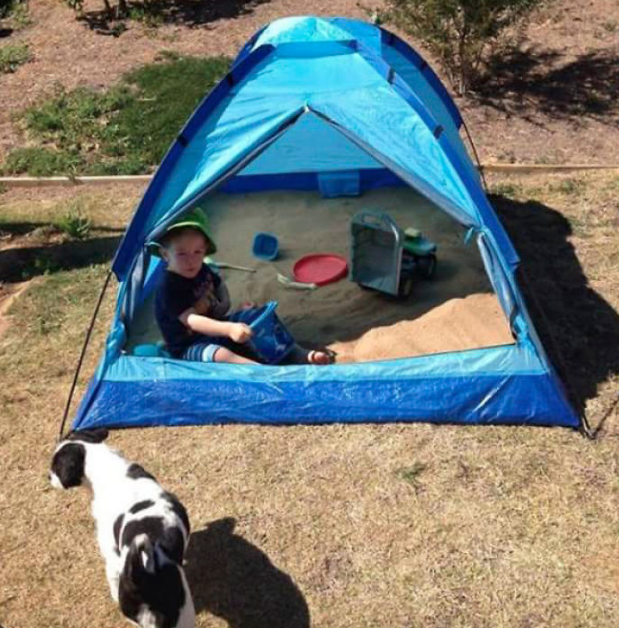 Arenero hecho en casa que puedes mantener cerrado para alejar a los animales