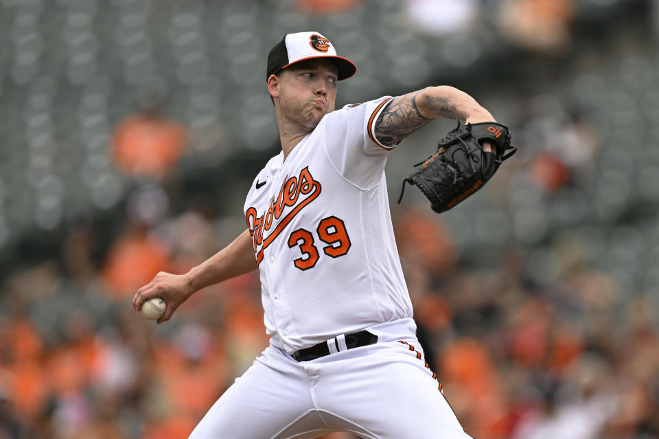 El abridor de los Orioles de Baltimore Kyle Bradish lanza en la primera entrada del juego ante los Marlins de Miami el domingo 16 de julio del 2023. (AP Foto/Terrance Williams)