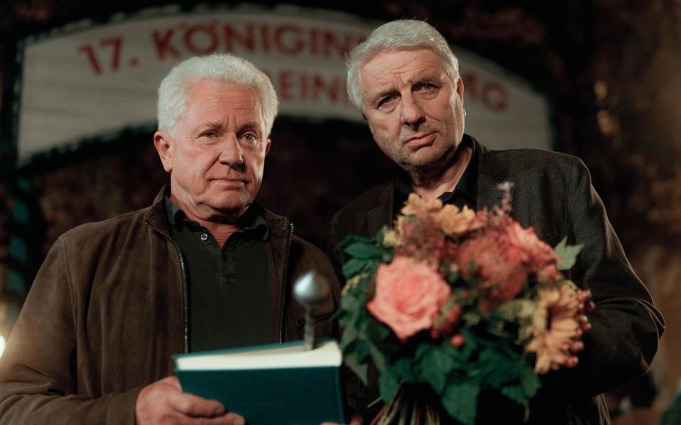 Ivo Batic (Miroslav Nemec, links) und Franz Leitmayr (Udo Wachtveitl) verschlägt es in ihrem neuen Fall in die Welt der Produktköniginnen. (Bild: BR/Odeon Fiction GmbH/Luis Zeno Kuhn)