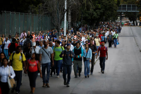 People walk on a street during a blackout in Caracas, Venezuela February 6, 2018. REUTERS/Carlos Garcia Rawlins