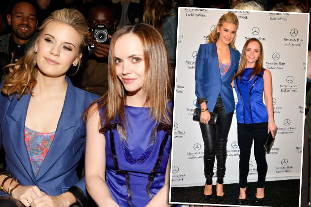 Das doppelte Front-Row-Lottchen? Knallenge Pants, schwarze Pumps und obenrum Blau – Maggie Grace und Christina Ricci wählten für die Show von Richard Chai fast identische Outfits und amüsierten sich prächtig. (Bilder: Getty Images/ddp images)