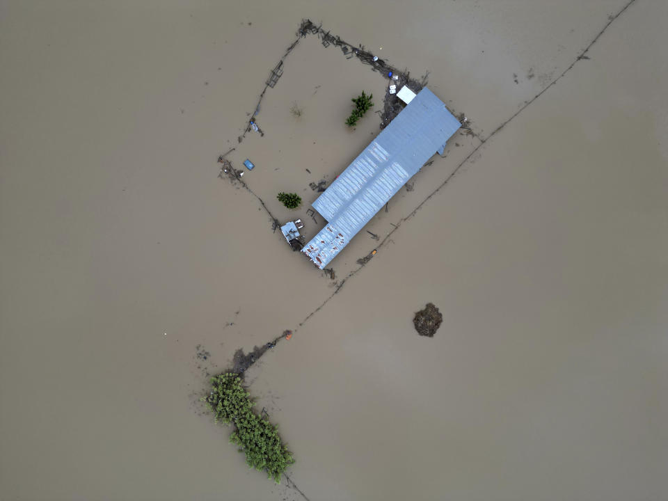 Agua y lodo de una inundación cubren la tierra tras una tormenta récord para el país en Larissa, en la región griega de Tesalia, el jueves 7 de septiembre de 2023. La cifra de muertos por las graves tormentas que golpearon zonas de Grecia, Turquía y Bulgaria aumentaba conforme los equipos de rescate en los tres países vecinos recuperaban más cuerpos. (AP Foto/Vaggelis Kousioras)