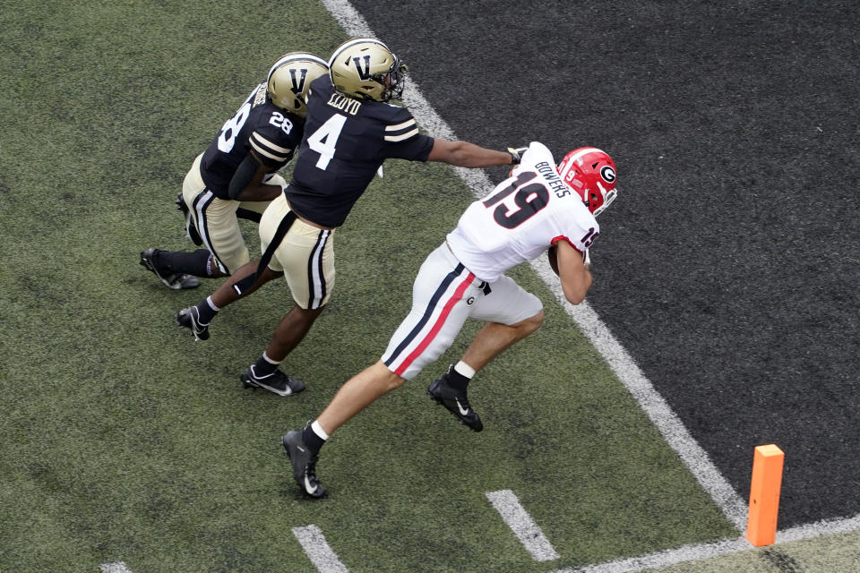 Georgia tight end Brock Bowers (19) scores his second touchdown of the game as he gets past Vanderbilt defenders Chase Lloyd (4) and Allan George (28) in the first half of an NCAA college football game Saturday, Sept. 25, 2021, in Nashville, Tenn. (AP Photo/Mark Humphrey)