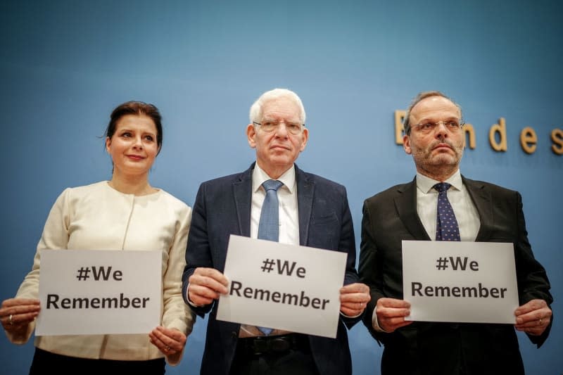 (L-R) Andrea Despot, Chairwoman of the Board of the Foundation Remembrance, Responsibility and Future (EVZ), Josef Schuster, President of the Central Council of Jews in Germany, and Felix Klein, Government Commissioner for Jewish Life in Germany and the Fight against Anti-Semitism, show the poster with the inscription "#WeRemember" after the press conference on anti-Semitism in Germany after October 7, 2023 at the Federal Press Conference building. Kay Nietfeld/dpa