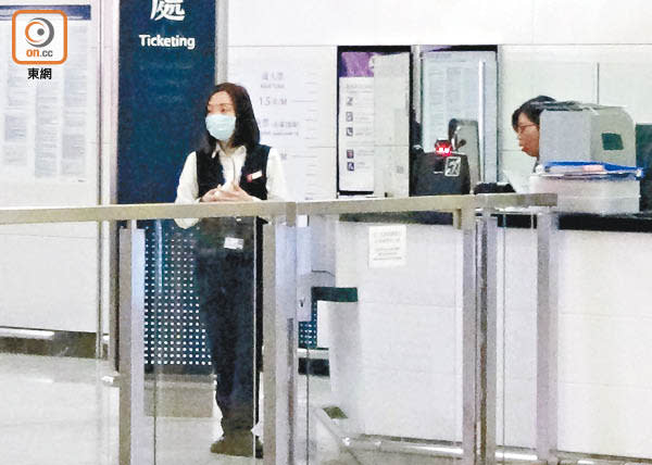 高鐵<br>西九龍高鐵站職員均戴上口罩。（曾紹良攝）