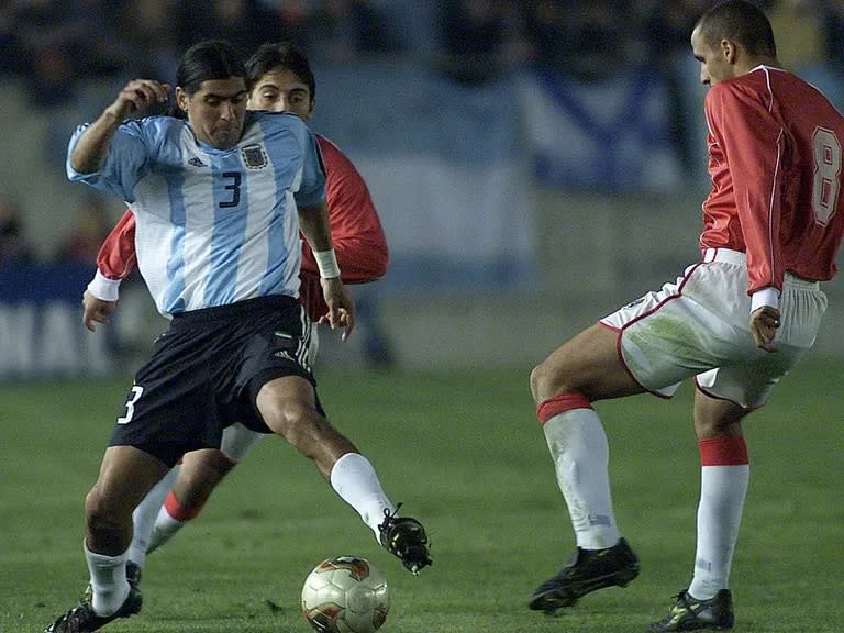 Jugó Mundiales con la selección sub 17 y la sub 20, y tuvo un paso fugar por la mayor, como en este 2-2 ante Uruguay, en 2003