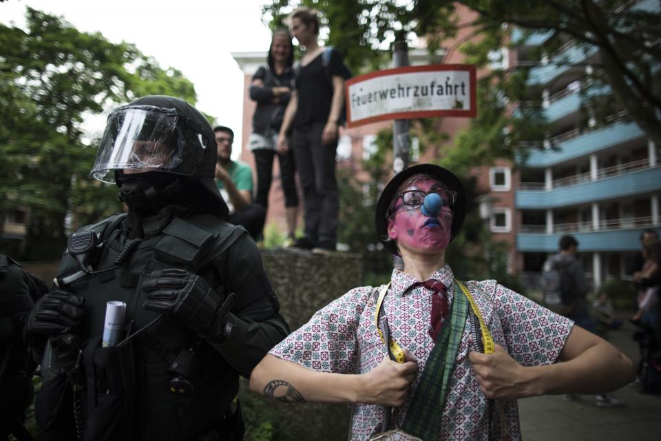 Riot police clash with G-20 protesters in Hamburg, Germany