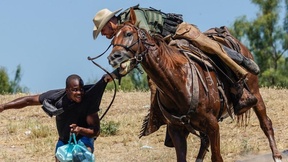 Un agente de la patrulla fronteriza pelea con un haitiano