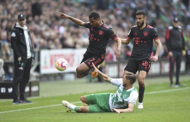 Serge Gnabry y Nouassir Mazraoui pelea por el balón con Niklas Stark del Werder Bremen en la Bundesliga el sábado 6 de mayo del 2023. (Carmen Jaspersen/dpa via AP)