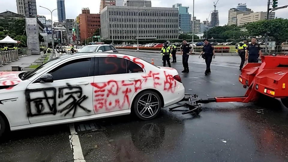 <strong>杜姓男子1日下午先駕車在美國在台協會車道按喇叭表訴求，後又轉至總統府前衝撞花台。（圖／翻攝畫面）</strong>