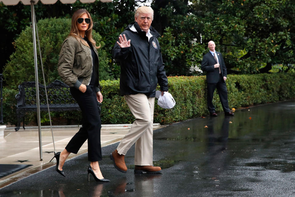 Lässiges Outfit, nur die High Heels sind etwas unpraktisch: Melania und Donald Trump auf dem Weg zu ihrem ersten Houston-Besuch. (Bild: AP Photo)